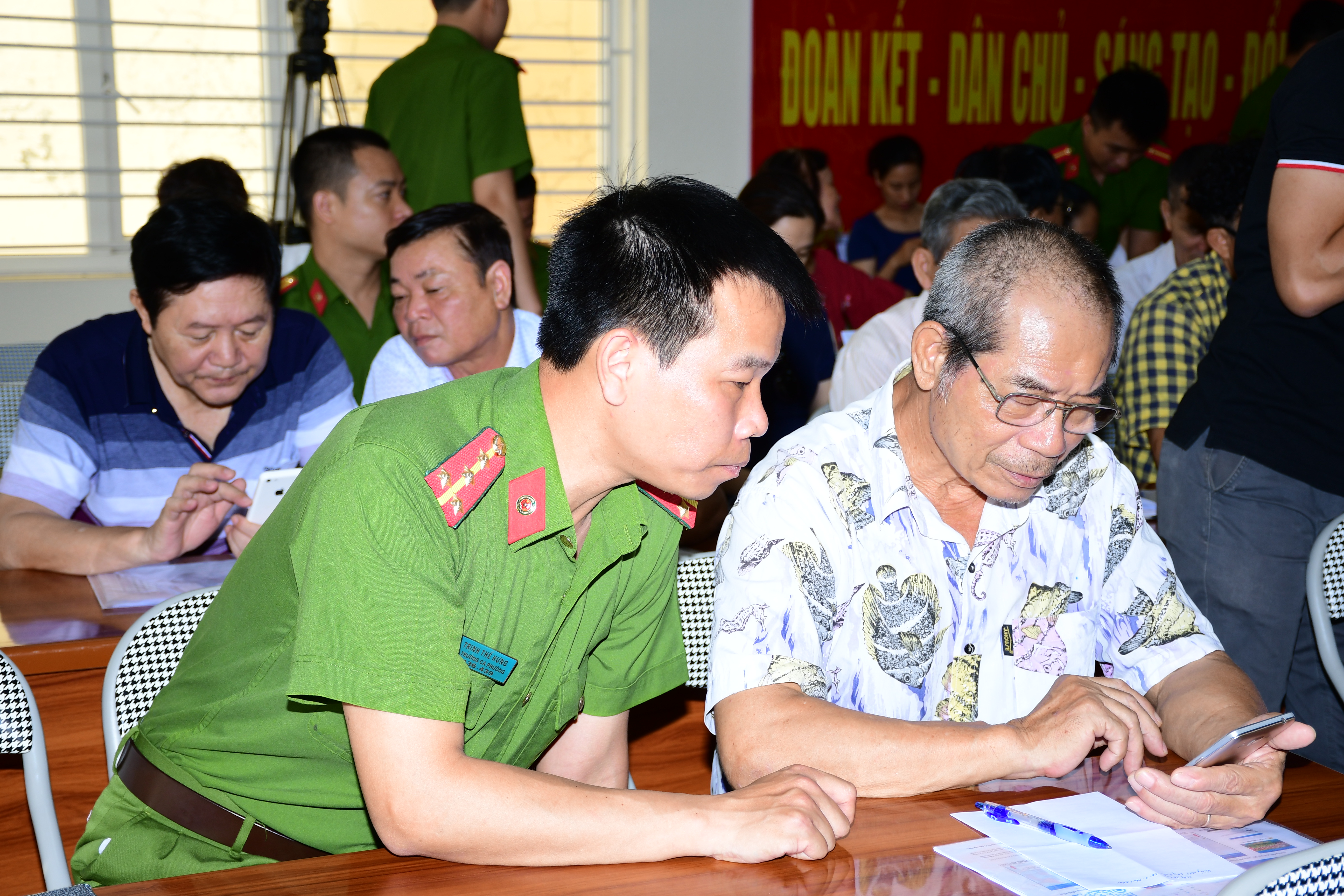 Cảnh sát khu vực Công an quận Hồng Bàng gần dân, sát dân